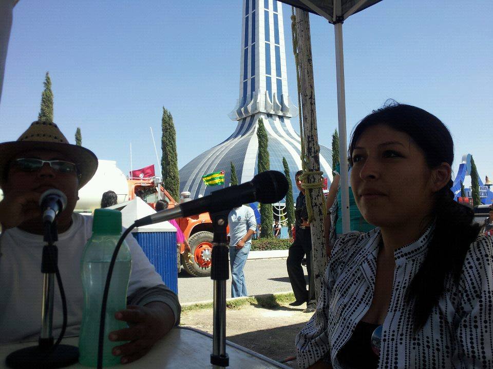 Transmisión al aire libre en Silao, Guanajuato, con micrófonos bajo una carpa